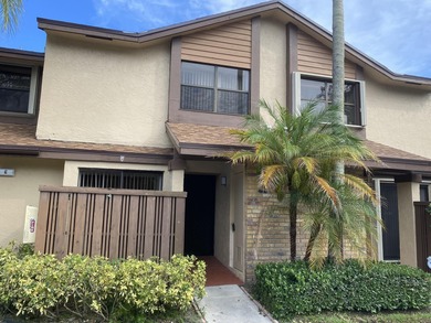 (private lake, pond, creek) Townhome/Townhouse For Sale in Coconut Creek Florida
