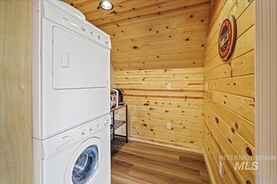 MOUNTAIN LIVING AT ITS BEST! Nestled on a beautifully wooded 1 - photo 11