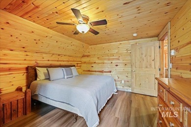 MOUNTAIN LIVING AT ITS BEST! Nestled on a beautifully wooded 1 - photo 12