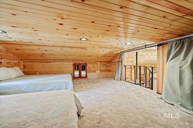 MOUNTAIN LIVING AT ITS BEST! Nestled on a beautifully wooded 1 - photo 14