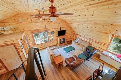 MOUNTAIN LIVING AT ITS BEST! Nestled on a beautifully wooded 1 - photo 15