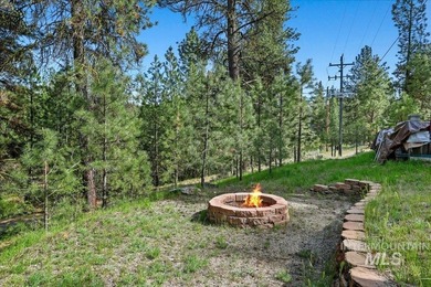 MOUNTAIN LIVING AT ITS BEST! Nestled on a beautifully wooded 1 - photo 17
