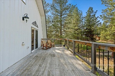 MOUNTAIN LIVING AT ITS BEST! Nestled on a beautifully wooded 1 - photo 20