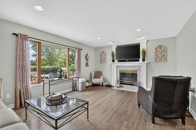 Spacious Fenton home with Hartland Schools set on 2.83 rolling - photo 3