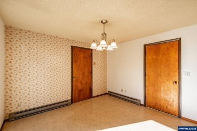 ** 2 HOMES ** DUAL LIVING in Sweet Home on .33 acre! This 1564