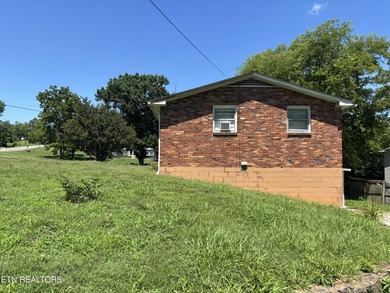 Opportunity awaits with this 3-bedroom + Bonus Room, 1-bath home - photo 5
