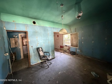 Investor special with endless potential! This 4 bedroom, 1.5 - photo 4
