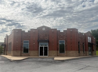 Great office or retail space in a high traffic location! - photo 2