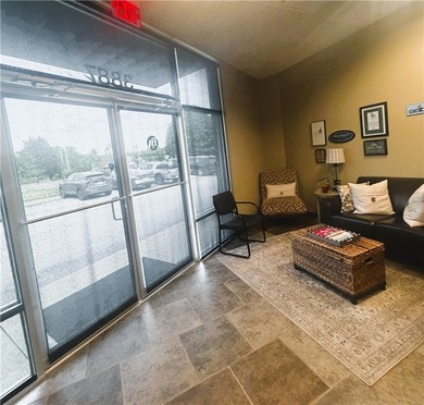 Great office or retail space in a high traffic location! - photo 4