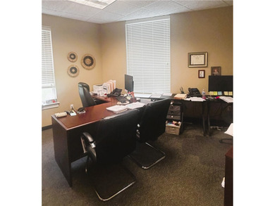 Great office or retail space in a high traffic location! - photo 5