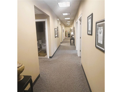 Great office or retail space in a high traffic location! - photo 8