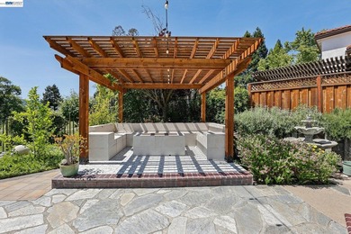 East-facing residence, situated in the desirable Canyon Hills - photo 30