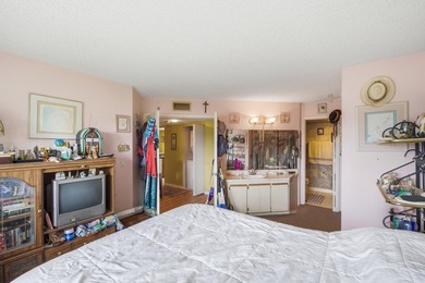Enjoy comfortable Florida living in this charming 2-bedroom - photo 13