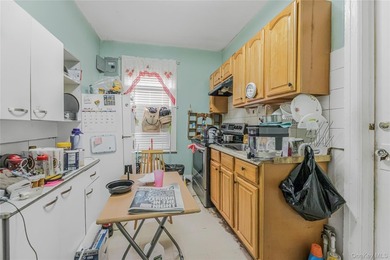 3 Family home in R7 Zoning. Great opportunity to develop this - photo 17
