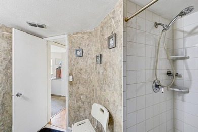 Enjoy comfortable Florida living in this charming 2-bedroom - photo 20