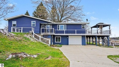 Nestled on the canal of beautiful Stylus Lake, this stunning - photo 2