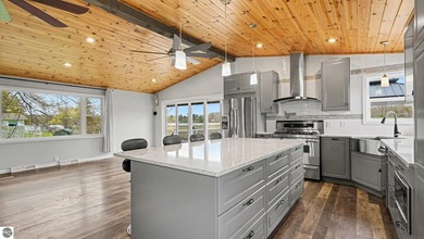 Nestled on the canal of beautiful Stylus Lake, this stunning - photo 5