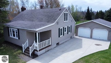 What a rare opportunity! Full of timeless 1940s charm, this - photo 1