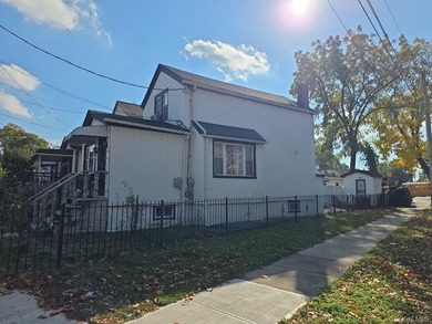 Two-bedroom colonial on a corner parcel with a full basement and - photo 2