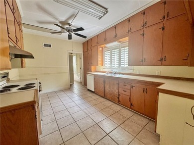 Prime Commercial Opportunity with Timeless Charm Position your - photo 7