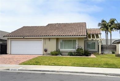 Just one mile from the beach, this immaculate and move-in ready - photo 1
