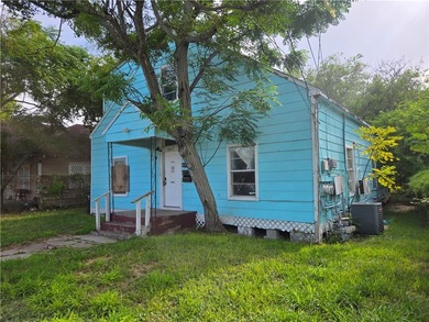 Large Tri-Plex! Two one-bedroom units downstairs with a large - photo 1