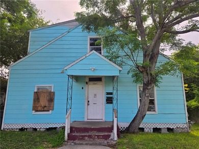 Large Tri-Plex! Two one-bedroom units downstairs with a large - photo 2
