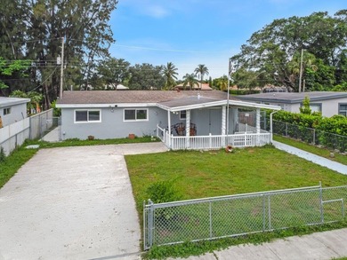 (private lake, pond, creek) Home For Sale in Royal Palm Beach Florida