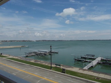 Lake Side 3Rd floor 2 Bedroom 2 Bath condo. Heated Pool! NO - photo 1