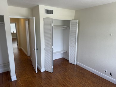 Great location and schools. 2 bedrooms & 2.5 half bathroom - photo 31