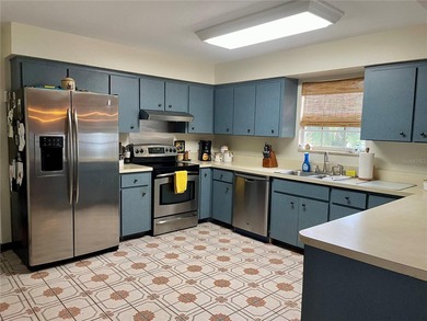 Well cared for 2 story colonial style home in the non HOA - photo 3