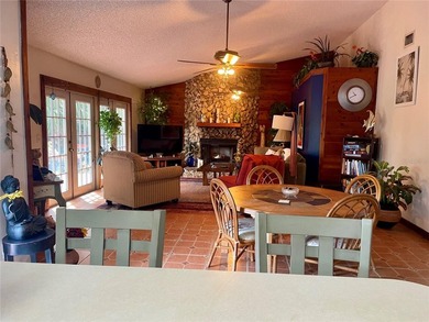Well cared for 2 story colonial style home in the non HOA - photo 9
