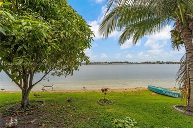 Beautifully maintained townhome featuring a spacious and - photo 22