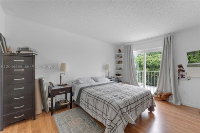 Beautifully maintained townhome featuring a spacious and - photo 31