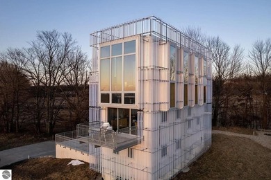 The nationally acclaimed Chameleon House. Designed by renowned - photo 1