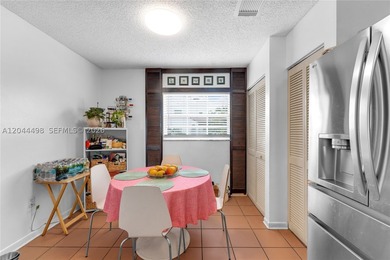 Beautifully maintained townhome featuring a spacious and - photo 33