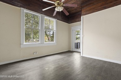 Prime investment opportunity! This fixer-upper is priced for - photo 5