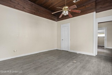 Prime investment opportunity! This fixer-upper is priced for - photo 7