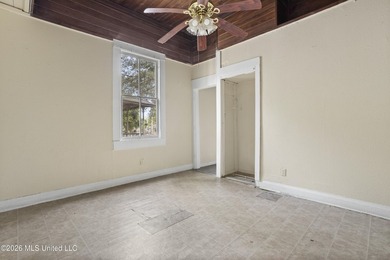 Prime investment opportunity! This fixer-upper is priced for - photo 8