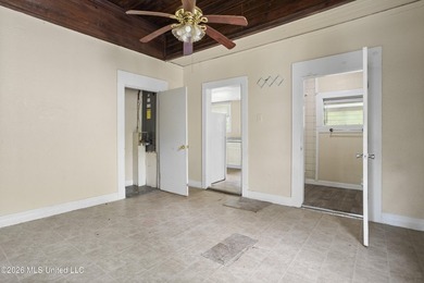 Prime investment opportunity! This fixer-upper is priced for - photo 9