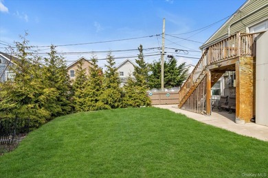 Welcome to 27 Edwin Court. A charming bungalow set on a rare - photo 11