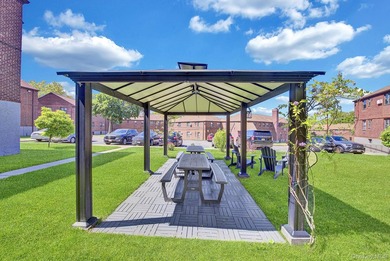 Welcome to this beautifully maintained lower unit, move-in-ready - photo 17