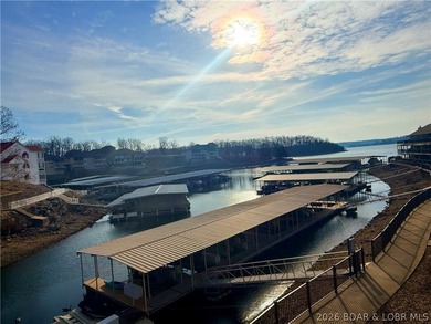 Step into easy lake living with a completely turn-key 2 bed, 2 - photo 23