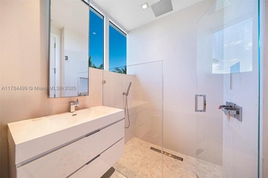 Waterfront luxury reimagined with 100' of frontage & a 15,000 lb - photo 42