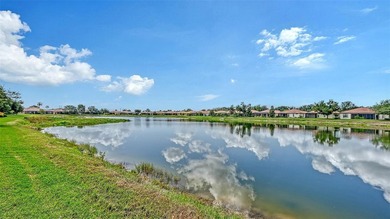 Enjoy EXPANSIVE LAKE VIEWS from this light-filled Bella Vista - photo 8
