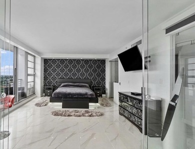 Rare corner residence in the heart of Downtown Hollywood - photo 1