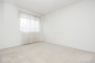 Welcome to this spacious and beautifully maintained 5-bedroom - photo 12
