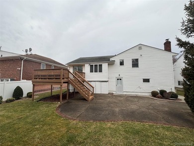 A great house located in a beautiful neighborhood with award - photo 2