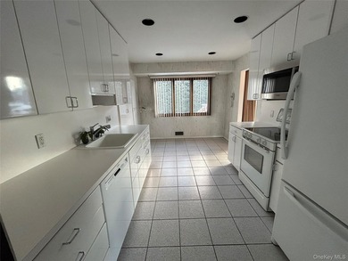 A great house located in a beautiful neighborhood with award - photo 6
