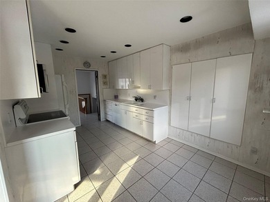 A great house located in a beautiful neighborhood with award - photo 7
